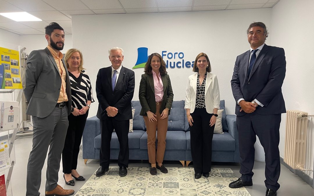 Reunión del presidente de CEIDEN y Consejero del CSN, J. Dies, junto con el Secretario General de CEIDEN, Pablo T. León, con la presidenta de Foro Nuclear, Marta Ugalde