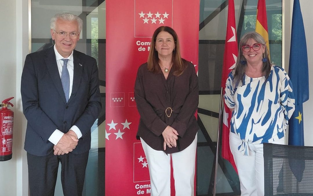 Reunión del presidente de CEIDEN y Consejero del CSN, J. Dies, con la viceconsejera de Educación, Universidades e Investigación de la Comunidad de Madrid, Marina Cortés, y la directora general de Investigación, Marina Villegas